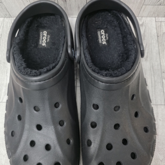 CROCS Black Fuzzy Lined Men's Slippers - Picture 3 of 4